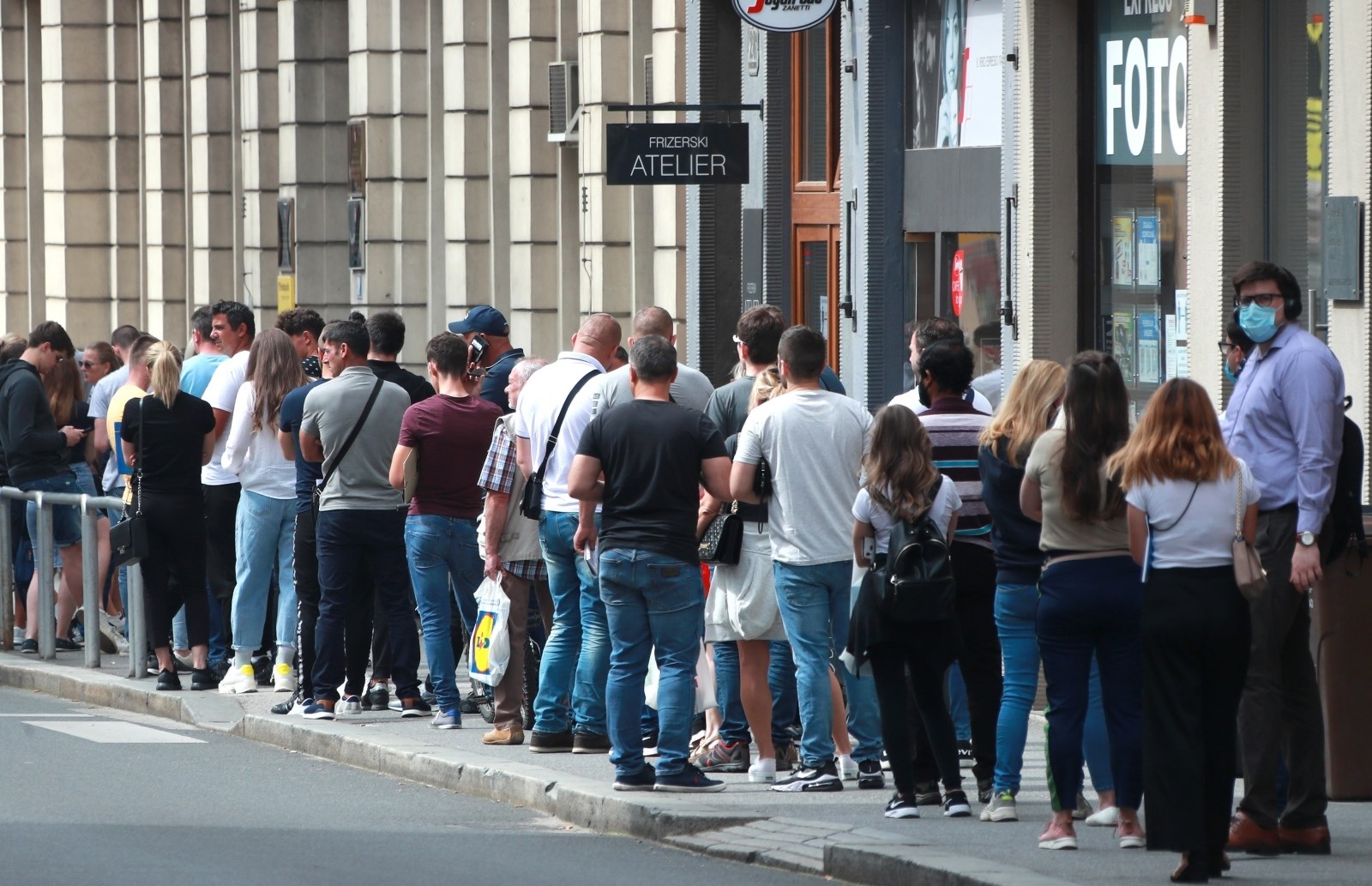 U Zagrebu hrpa slučajeva korone, a ovo su slike od jutros ispred Petrinjske