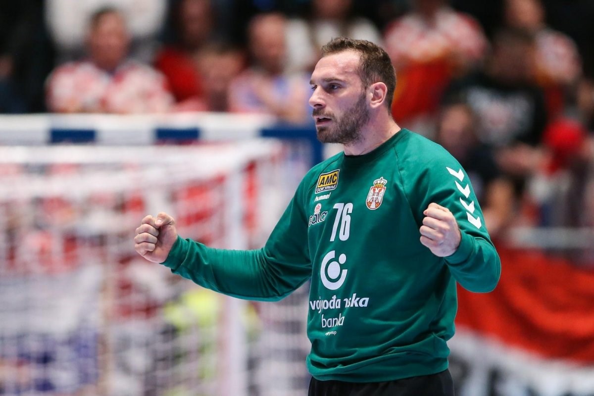 Srpski golman provocirao hrvatske navijače, netko ga gađao upaljačem i perecima