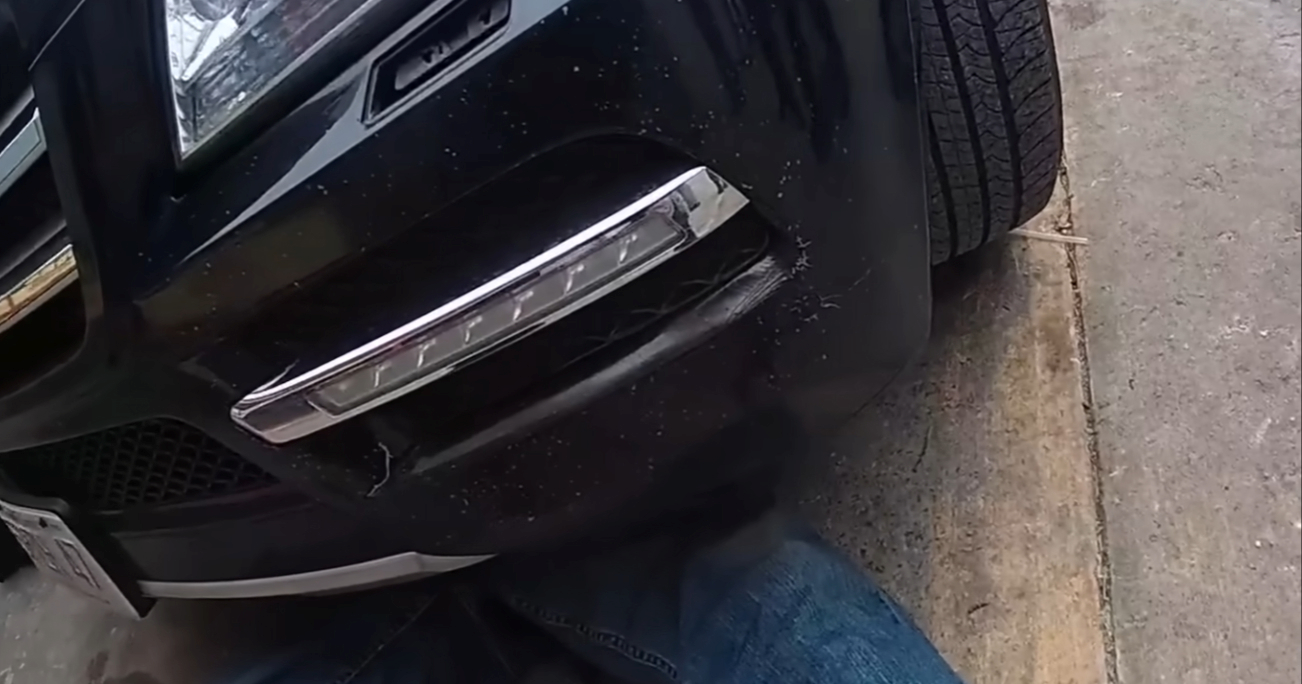 VIDEO Dizalica popustila i priklještila čovjeka ispod Mercedesa. Spasila ga policija