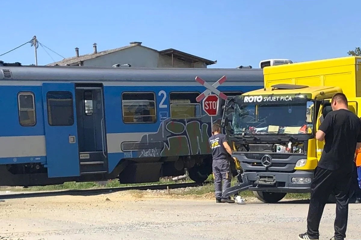Putnički vlak udario u dostavni kamion kod Bjelovara