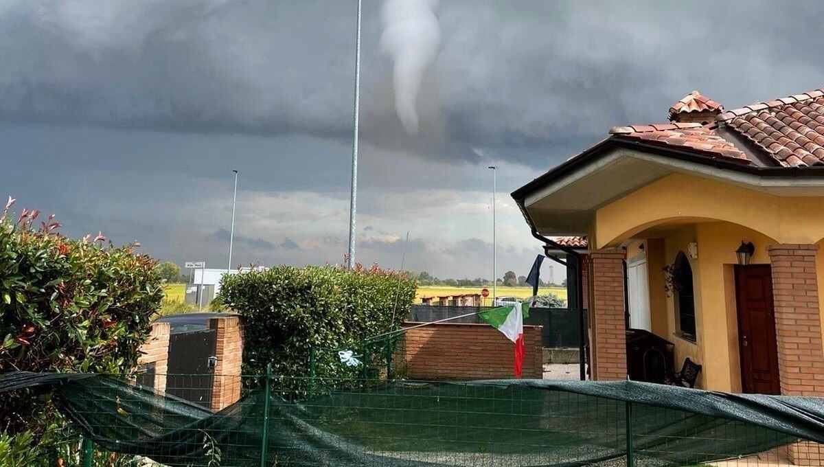 VIDEO Italiju pogodila serija tornada. Nastale poplave, oluje čupale stabla...