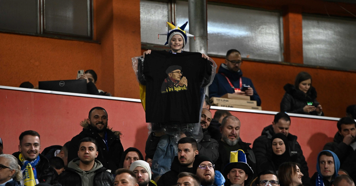 Navijačica u Zenici privukla pažnju majicom s "djedom iz Walesa". O čemu je riječ?