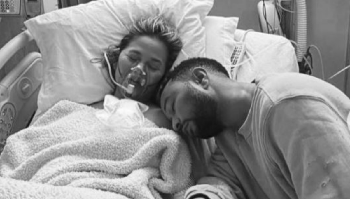 Chrissy Teigen objasnila zašto je objavila fotke na kojima drži mrtvorođenog sina