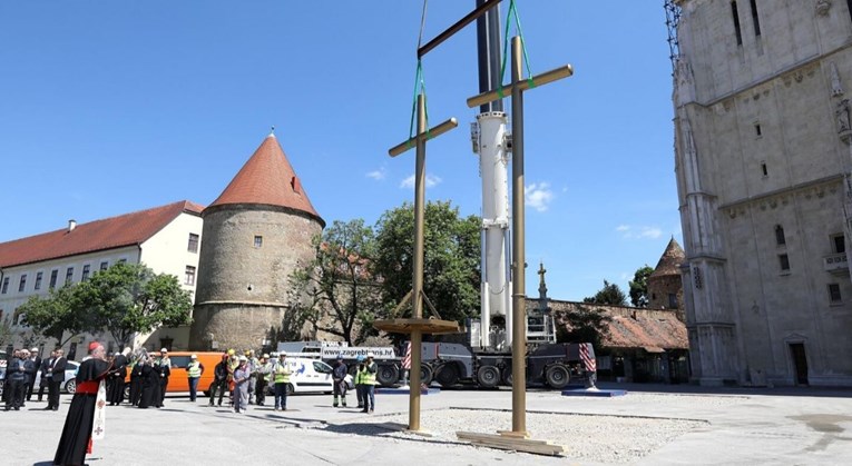 VIDEO Krenuli postavljati križeve na tornjeve katedrale, ali zbog vjetra odustali