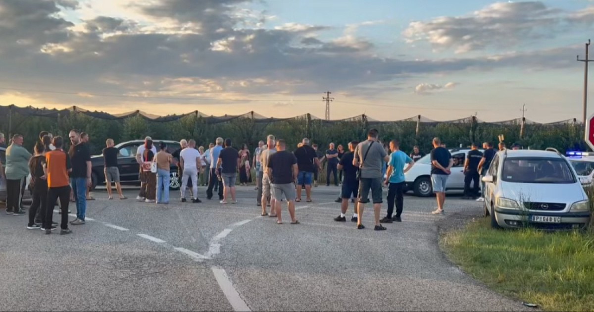 VIDEO Mještani sela u Vojvodini blokirali cestu zbog problema na hrvatskoj granici