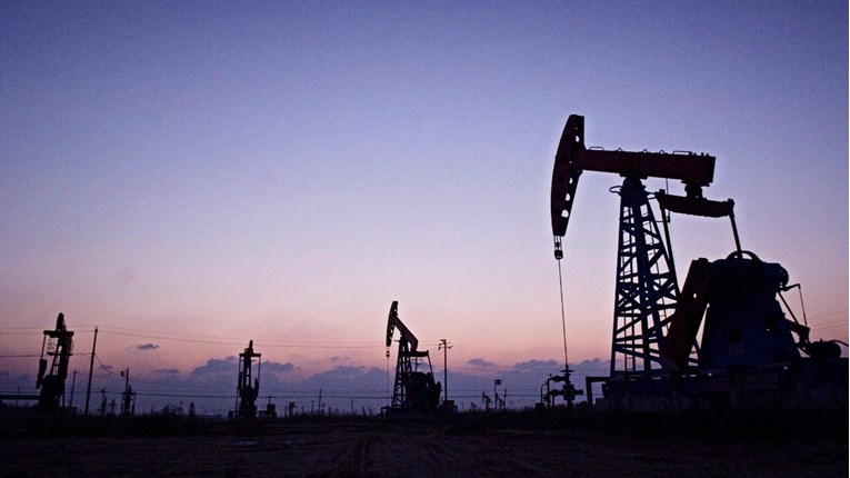Cijene nafte na londonskom tržištu blago porasle, na američkom pale