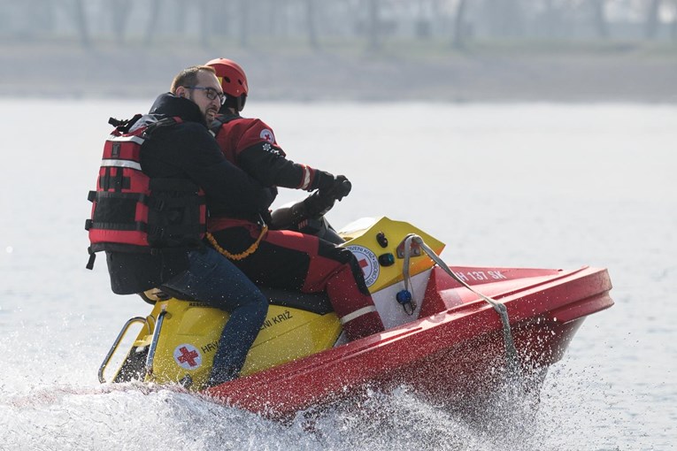 VIDEO Tomašević se Jarunom provozao vodenim skuterom Crvenog križa