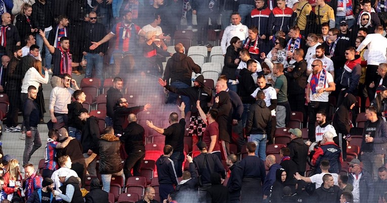 Incident u finalu. Hajdukovi navijači međusobno se potukli