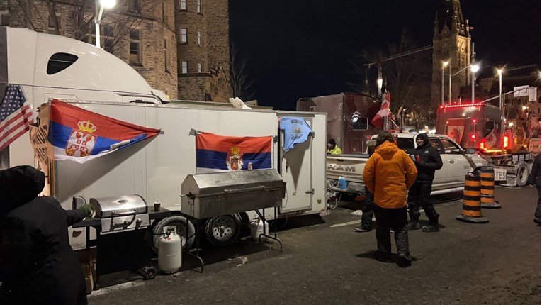 Dok traje prosvjed u Ottawi, Srbi peku prase na ražnju pred kanadskim parlamentom