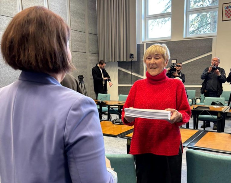 Predano 60.000 potpisa za zabranu klečavaca. Sarnavka citirala Isusa