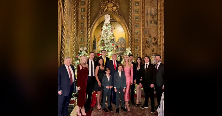 Trumpovi objavili božićnu obiteljsku fotku. Primjećujete li tko nedostaje?