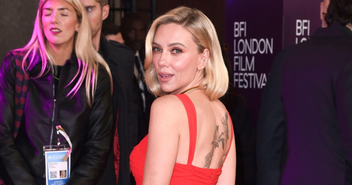 Scarlett Johansson u crvenoj haljini privukla sve poglede, posebno kad se okrenula