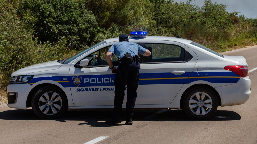 Austrijanac se s 2.74 promila i bez vozačkog zabio u rampu u Biogradu. Pogledajte kaznu