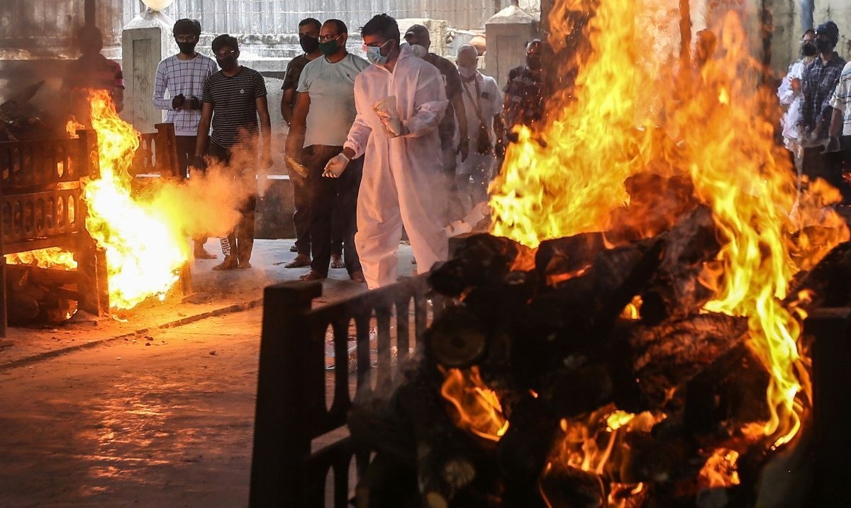 Spaljuju li u Indiji zaista mrtve na ulicama zbog korone ili je to laž