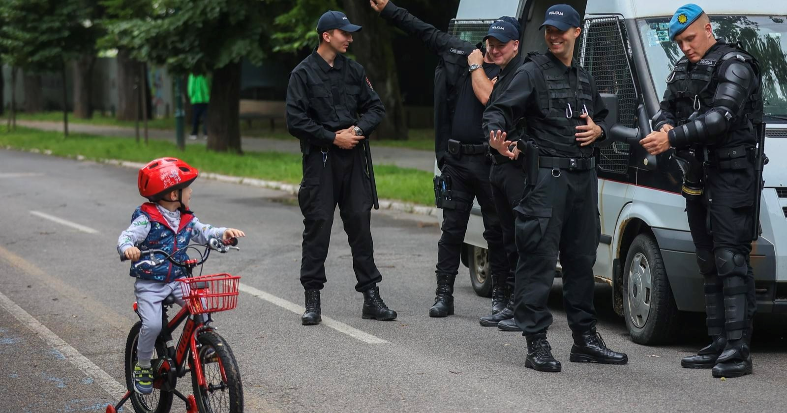 Fotka dana: Dok čekaju Pride, policajci u Sarajevu pozdravili dječaka na biciklu