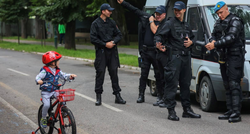 Fotka dana: Dok čekaju Pride, policajci u Sarajevu pozdravili dječaka na biciklu