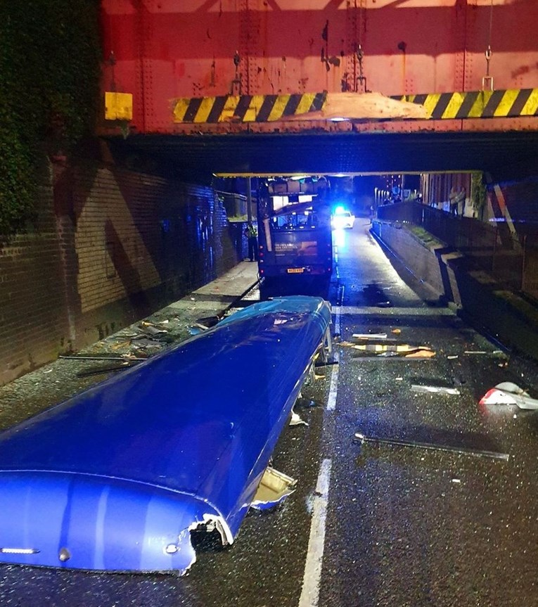 Autobus sletio s ceste i udario u most u Engleskoj, 15 ljudi ozlijeđeno