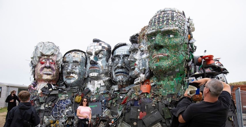 Skulpturu svjetskih političara od otpada smjestio ispred hotela u kojem oni odsjedaju