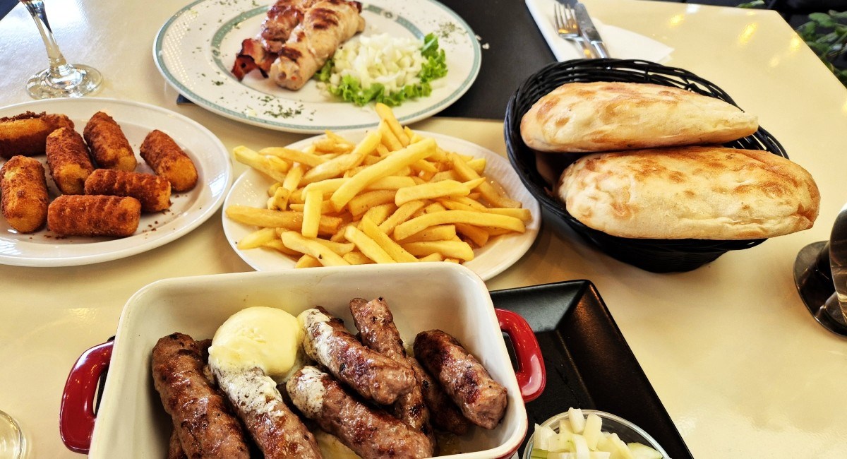 Zagrebačka roštiljarnica dočekala nas je s lošom hranom i glasnim narodnjacima