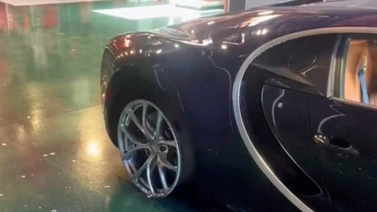 VIDEO Najskuplja vožnja: Pogledajte kako vozi Bugatti na naplatku bez gume