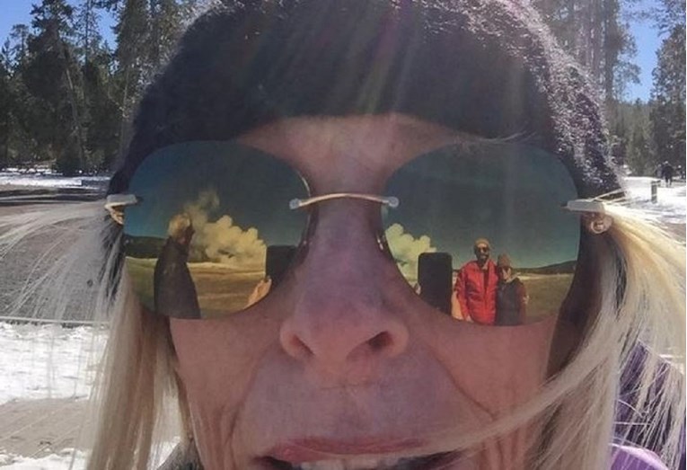 Ženin selfie postao hit zbog onoga što se vidi u odrazu njezinih naočala