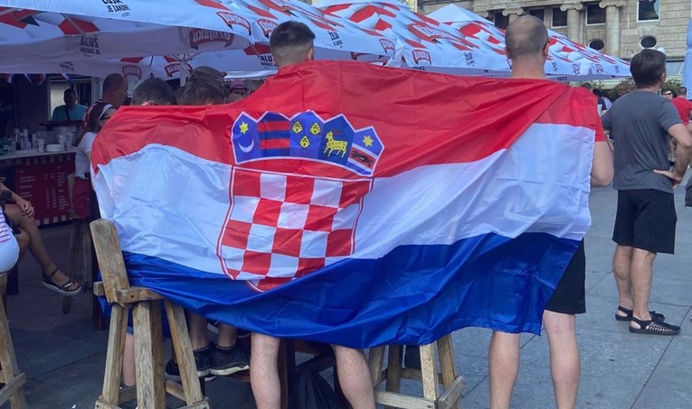 Trg bana Jelačića preplavili navijači u kockastim dresovima, pogledajte atmosferu