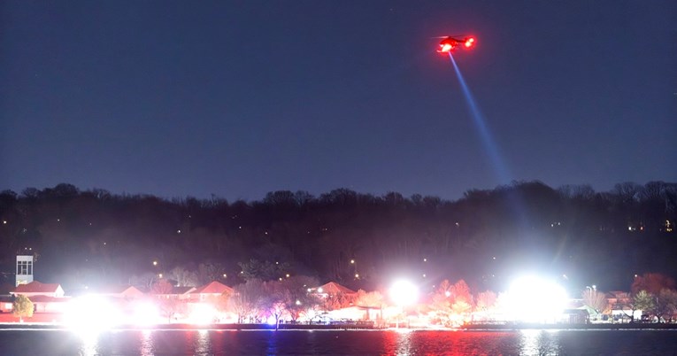 Kontrola manje od 30 sekundi prije sudara pitala pilota Black Hawka vidi li avion