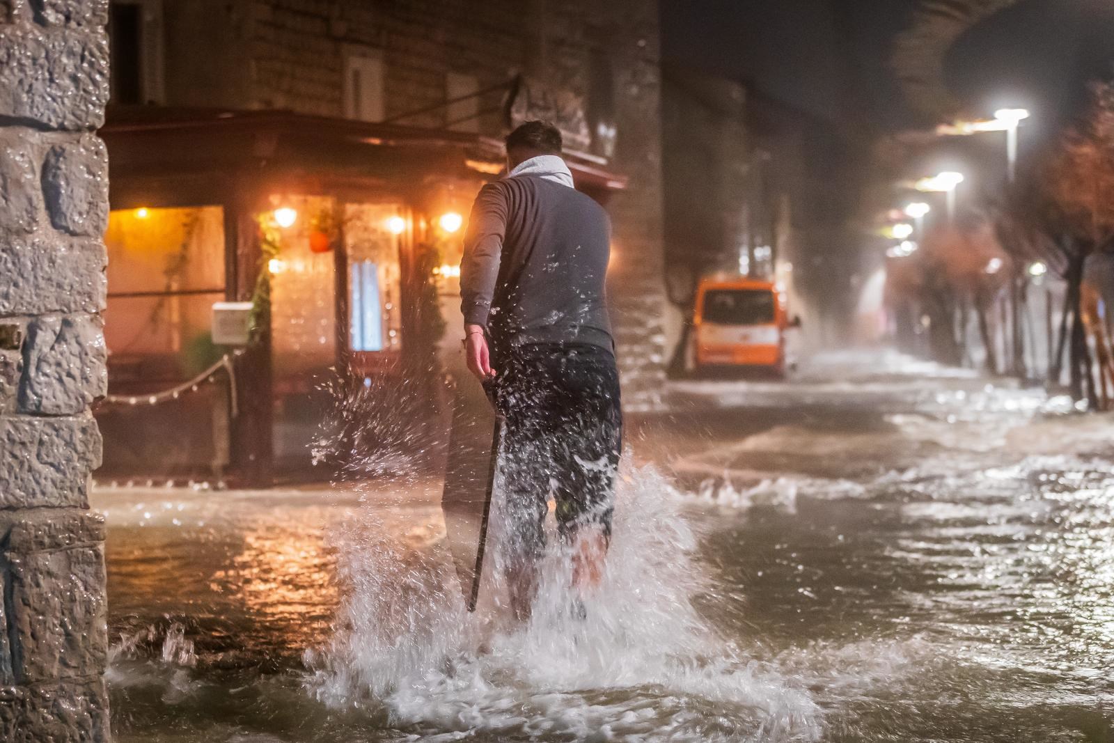 Nevrijeme poplavilo Dalmaciju. Meteorolozi najavljuju novi val obline kiše