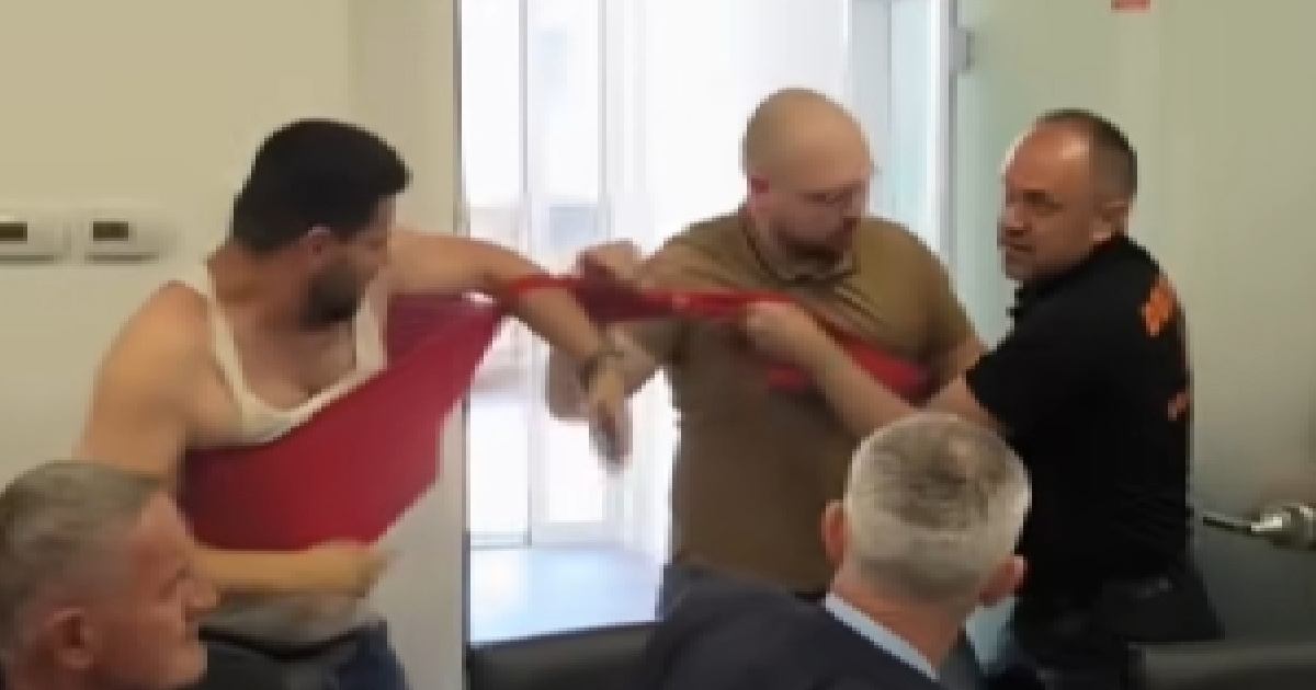 Incident u Grudama. Zastupnik se sukobio sa zaštitarima pa ostao bez majice