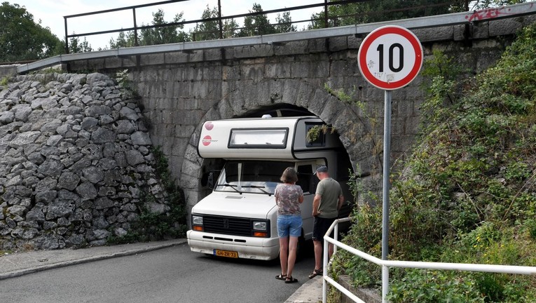 FOTO Turisti kamperom zapeli u podvožnjaku u Rijeci
