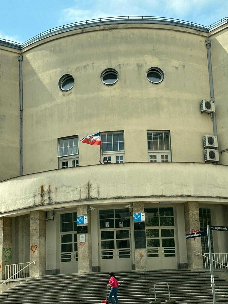 VIDEO Na gimnaziji u Zagrebu vijori se hrvatska zastava okrenuta naopako