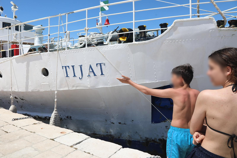 "Više od broda": Otočani se uz suze oprostili od Tijata koji im je služio 68 godina