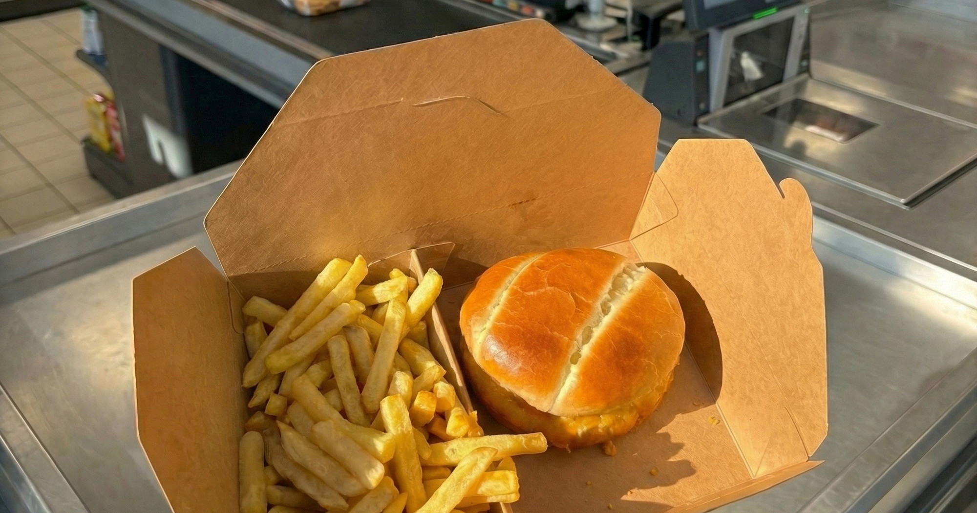 Studenac uveo fast food kutak. Meni s hamburgerom košta 5 eura, ljudi oduševljeni