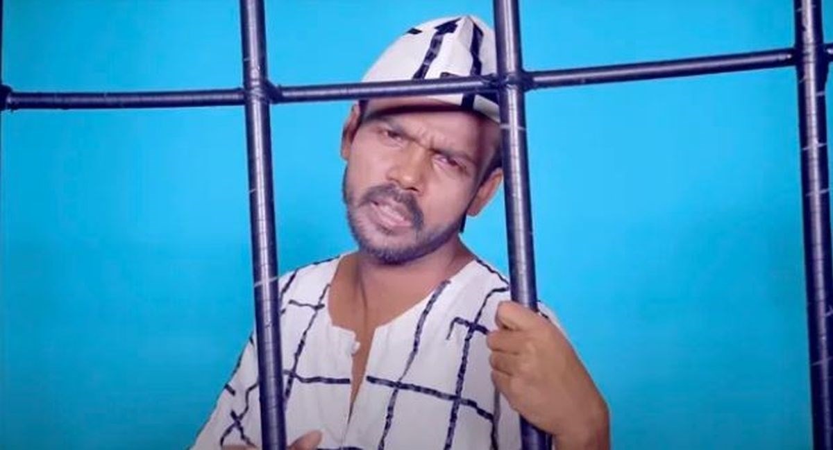 Pjevač uhićen jer je "preružan da bi pjevao" i jer navodno "uništava klasične pjesme"