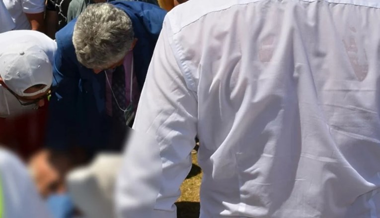 Čovjek na dženazi u Potočarima doživio kliničku smrt. Spasio ga gradonačelnik Brčkog