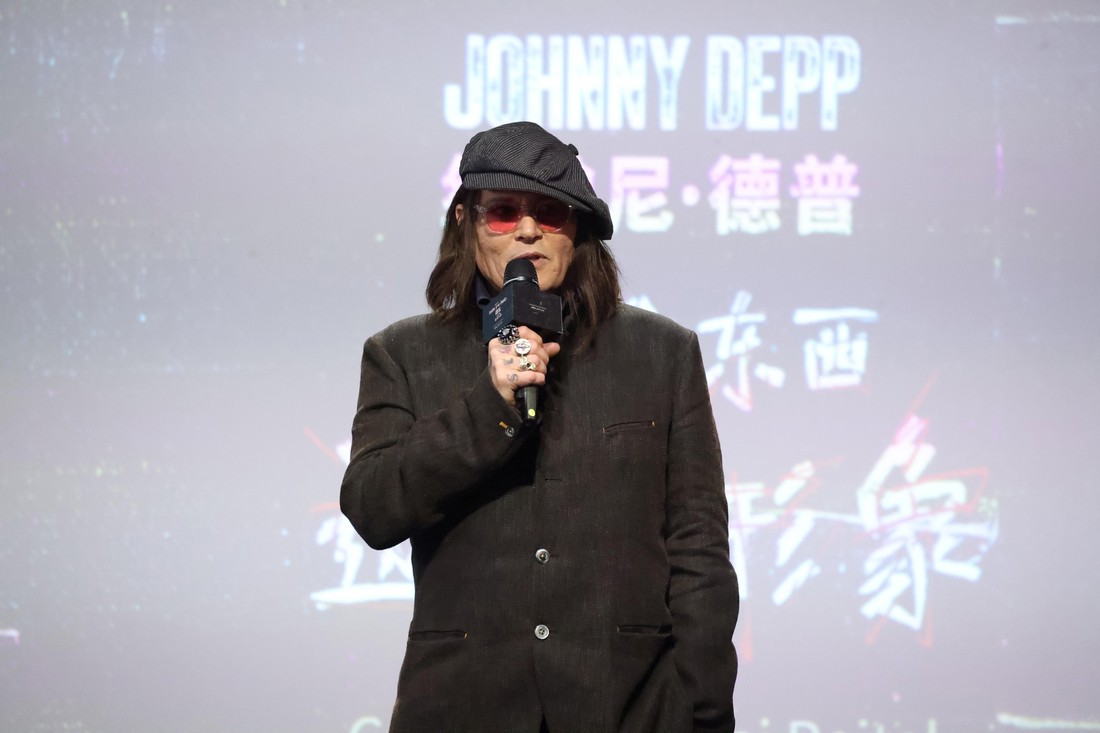 VIDEO Johnny Depp šokirao goste: Žvakao plastično lišće na promociji ruma