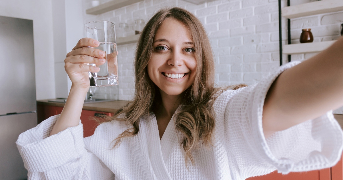 Sve više ljudi ujutro pije toplu vodu. Je li to zdravo?