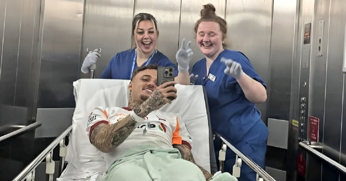 Vrištao je od bolova i pod je kisikom iznesen s Anfielda. Oglasio se nakon operacije