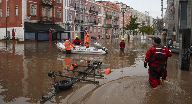 Snažne kiše pogodile Lisabon, poplavljeni su dijelovi grada. Pogledajte fotografije