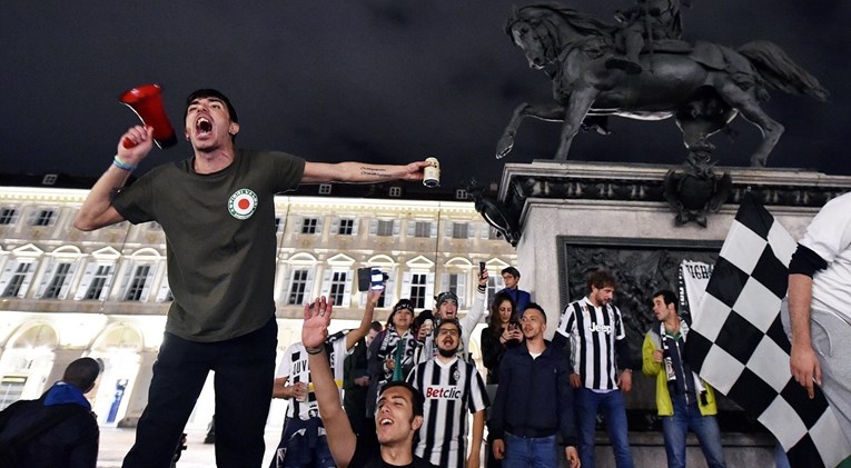 Juventusovi navijači uvredljivim transparentom poslali poruku igračima uoči derbija