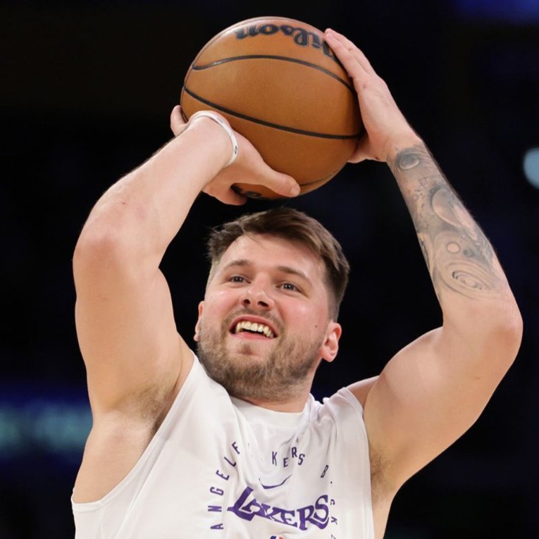 FOTO Dončić je na teren izašao u tenisicama na kojima je napisao dva slova. Evo zašto