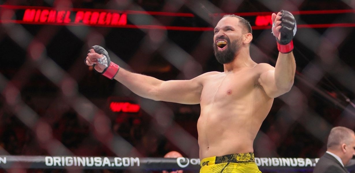 Saltom se bacio na protivnika, izudarao ga pa ugušio. Pogledajte spektakularan finiš