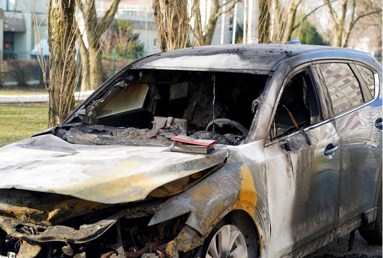 Tri auta izgorjela u Dubravi, vlasnik pokušao gasiti pa se opekao