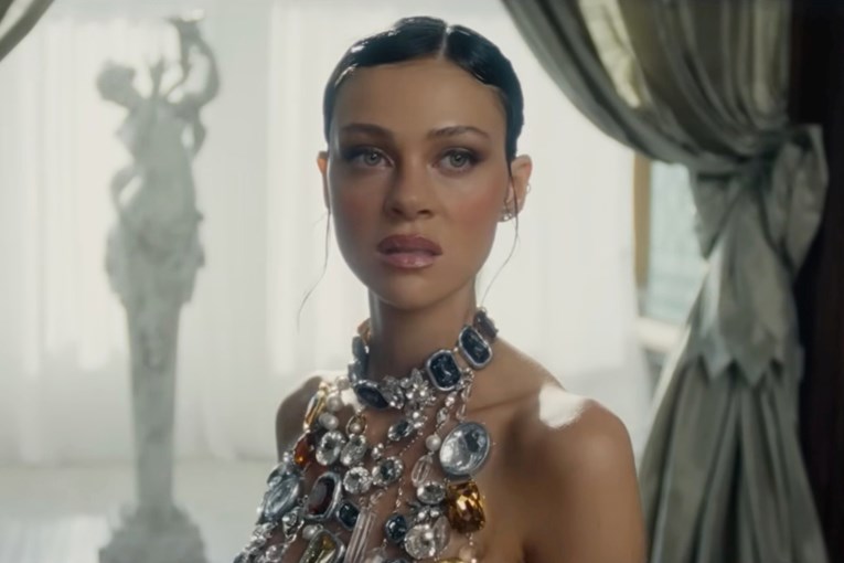 Nicola Peltz pojavila se u seriji The Beauty, odala je počast Isabelli Rossellini