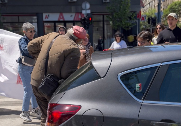 UZNEMIRUJUĆE Incident u Beogradu. Vozač pokušao probiti blokadu, autom udario čovjeka