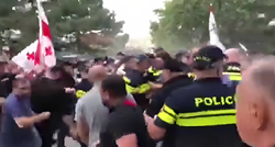 VIDEO Homofobi napali povorku ponosa u Gruziji. Palili zastave, tukli se s policijom