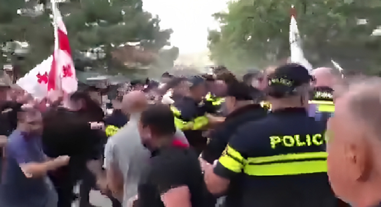 VIDEO 2000 homofoba napalo povorku ponosa u Gruziji. U nasilnoj rulji i svećenici