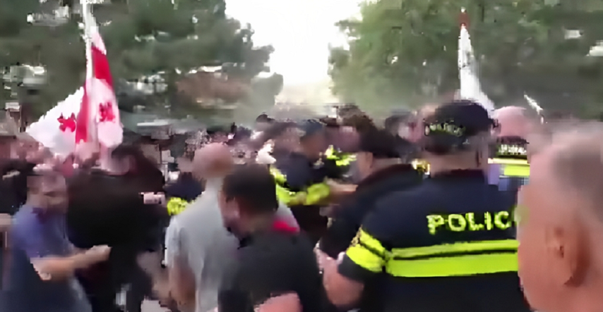 VIDEO Homofobi napali povorku ponosa u Gruziji. Palili zastave, tukli se s policijom