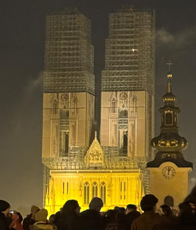 FOTO Netko je zapalio lampion, on odletio i zapeo na katedrali