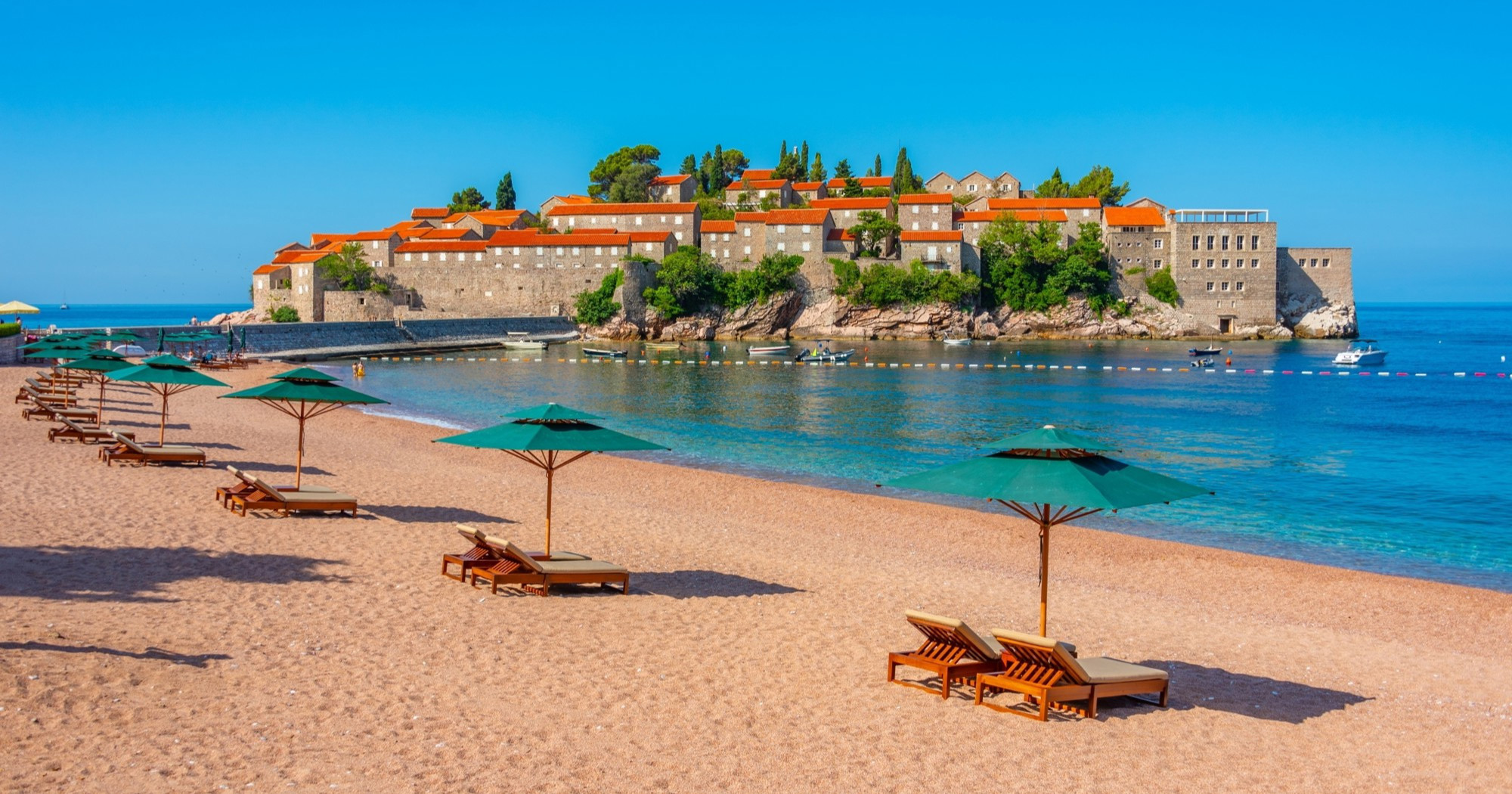Otvara se Sveti Stefan: Ležaljke su 240 eura dan, a mještani ljuti zbog jedne stvari